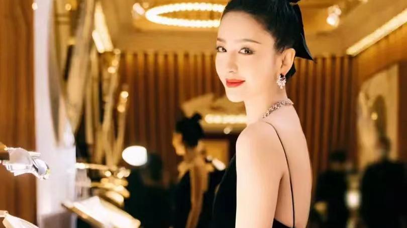 佟丽娅|佟丽娅坐在化妆台前拍大片，穿低领长裙扎丸子头，皮肤白皙似少女