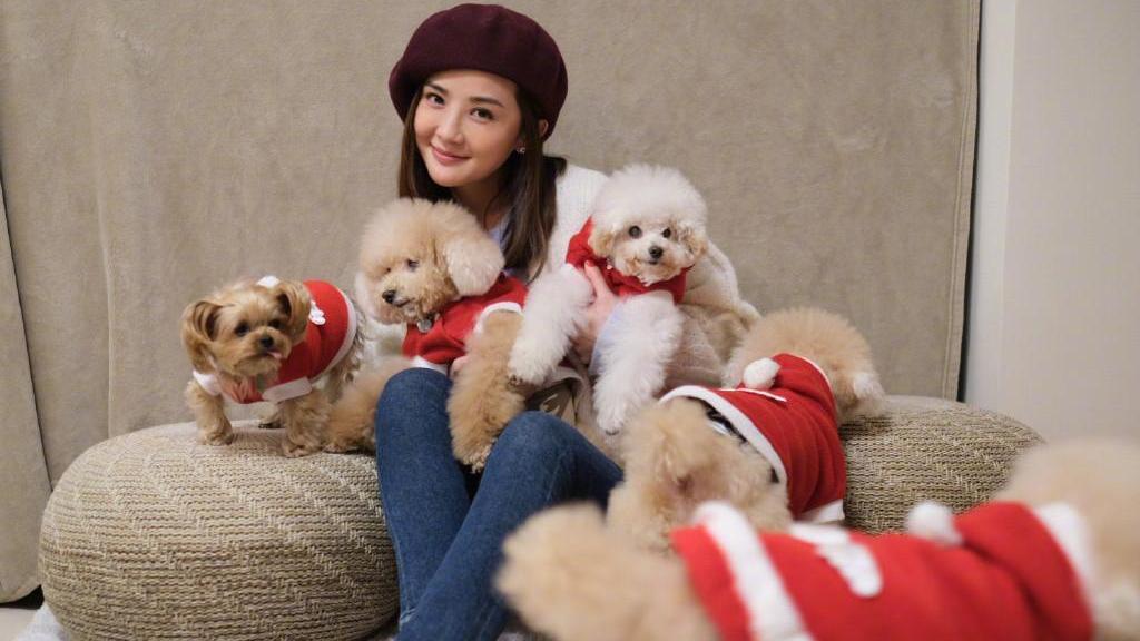 阿Sa|阿Sa在家真放得开，光脚穿丝袜证身材好床上摆拍，女团身材不愁没人要