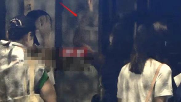 吉克隽逸|那英与吉克隽逸抽烟被拍，坐姿霸气胜似老烟枪，网友称其带坏后辈