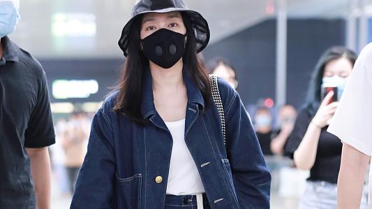 秦岚|秦岚好酷，牛仔外套配白T恤+牛仔短裤很帅气，有点女版牛仔范儿.