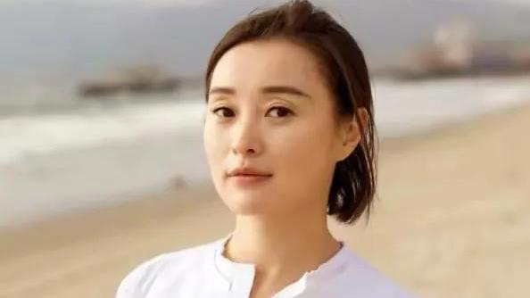 食材|50岁吴越越老越寒酸！私生活曝光背心抽丝廉价，剪短发头顶快秃了