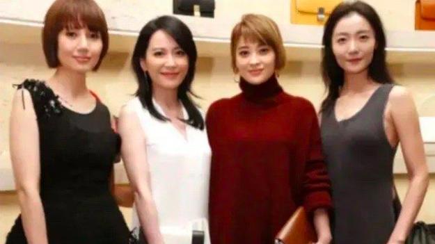 倾国倾城|梅婷，袁泉，俞飞鸿与素人同框合影却都输了，袁泉甚至惨不忍睹！