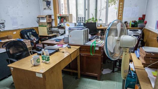 上海市|上海一中学教师跳楼身亡，一巴掌一条人命，老师也内卷？