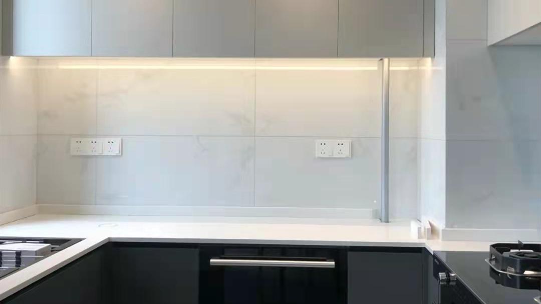 厨房烟道被拆除师傅砸了两个洞，怎么处理才能使家里不返味？