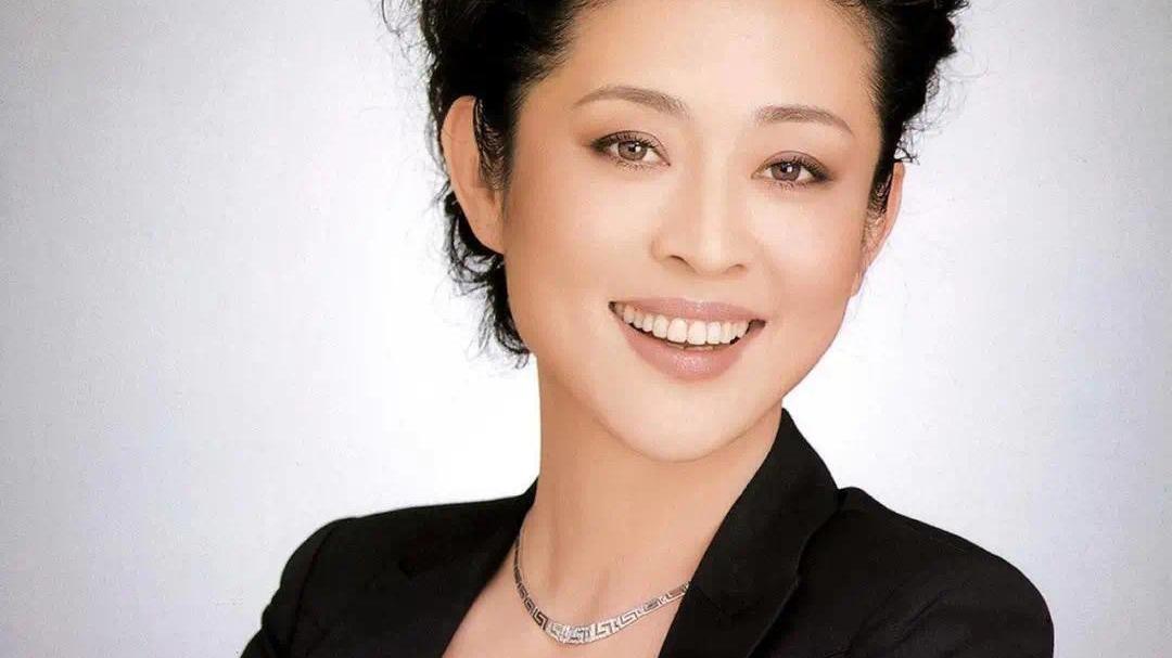 张梓琳|62岁倪萍不认老，不惧脸上皱纹，牵手“小鲜肉”满面春风如俏姑娘