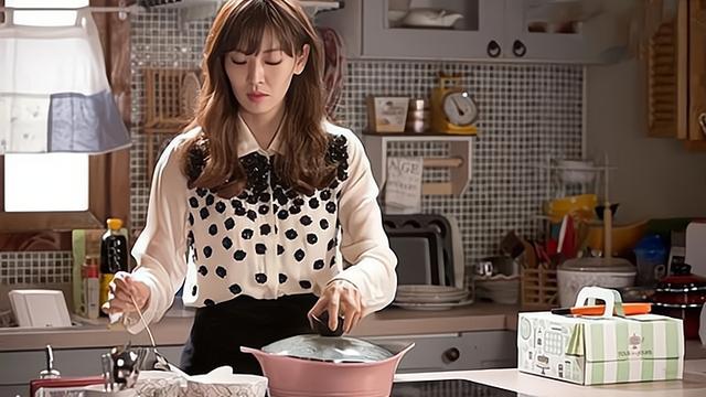 婚后发现房本是小叔子的名，姑娘雇人把装修全砸烂离婚，婆婆傻了