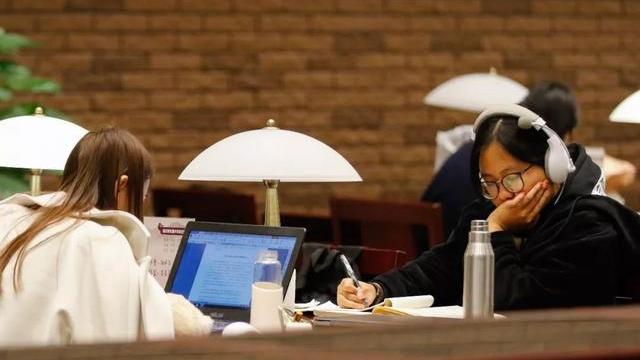 高校|“名校毕业工作也难找”？985博士投递十几次均落选，原因很现实