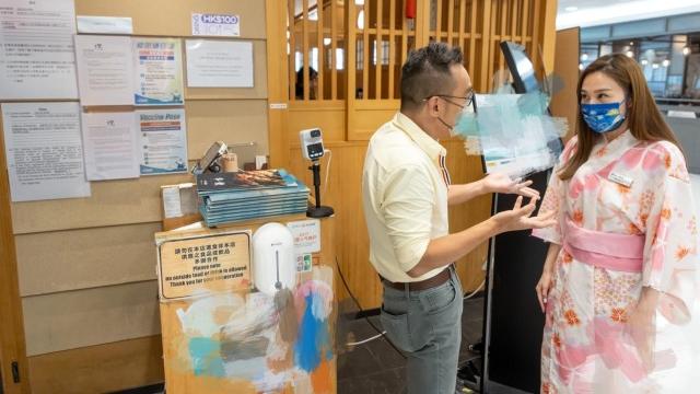 罗京|女星梁茵转行在日料店做服务员，穷到银行账户只剩个位数