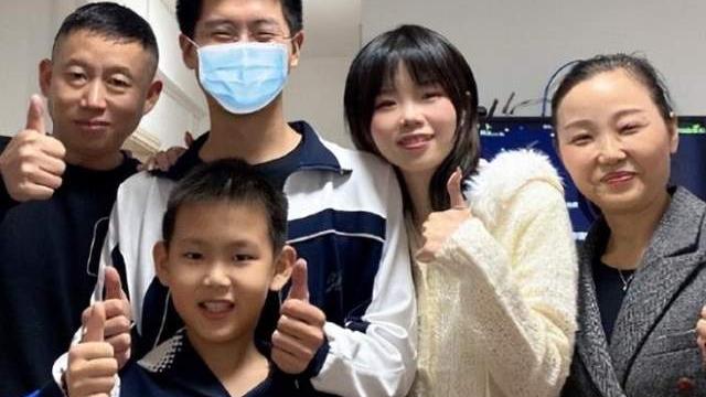 |斗智斗勇！孙辉粘豆包上被涂芥末，哥哥孙卓主动给弟弟拿水