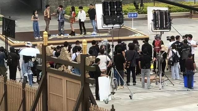 奔跑吧兄弟|跑男前往浙江金华录制节目，Baby白鹿蔡徐坤现身，现场观众人山人海