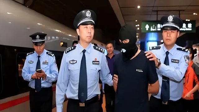 吃中国饭、砸中国锅，潜伏伪装30多年，起底“两面人”李亨利