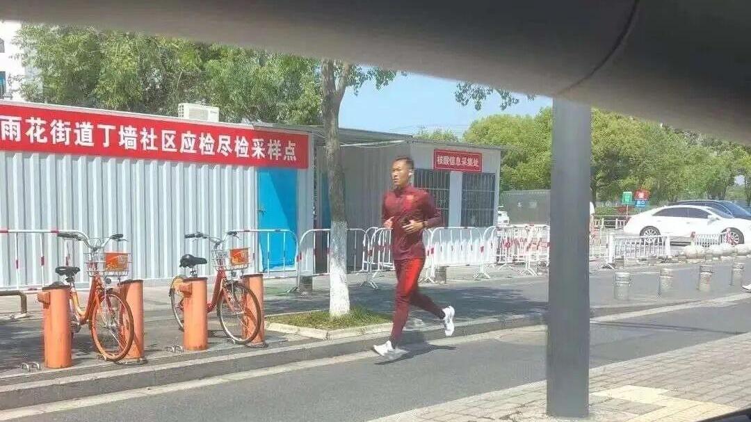 国足|国足队长跑步被批评！球迷：对得起这身衣服吗？