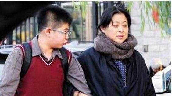 倪萍|虎子：天生患有疾病，母亲倪萍独自带我艰难求医，此生难报母亲恩