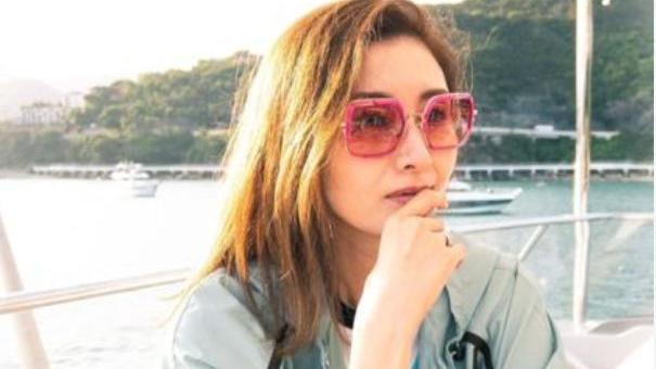 李嘉欣|51岁李嘉欣近照曝光，外貌气质依旧无可挑剔，双手纤细秀戒指