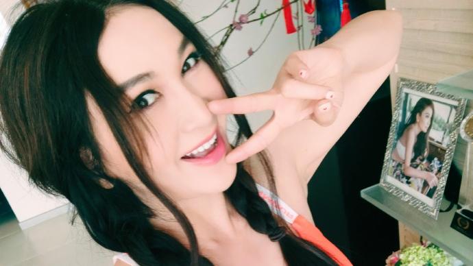 温碧霞|55岁温碧霞登杂志封面，曼妙身材超吸睛，魅力不减当年