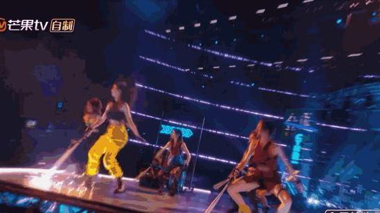 分界线|神级救场！《乘风破浪》烟花道具提前喷火掉落，唐诗逸一招挽尊