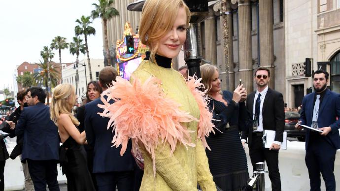 |?54岁妮可基德曼不显老，一身黄裙亮相北欧人首映，与安雅同框合照