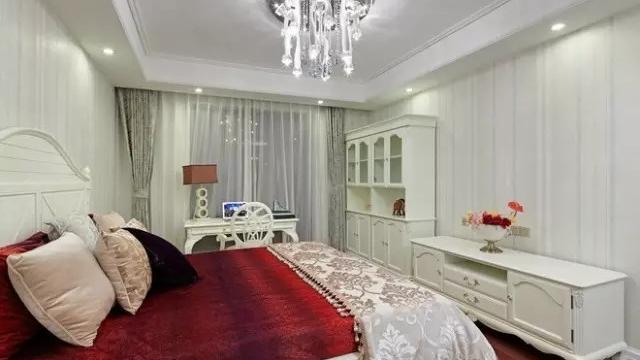 160平欧式三居室，夜幕下一盏鹿角壁灯让人觉得温馨