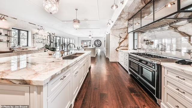 豪宅|4亿豪宅内部被曝光！詹妮弗与“蝙蝠侠”的婚房，内带宾馆美容院