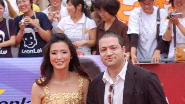 龚蓓苾|龚蓓苾和导演老公合体！穿娃娃裙摆拍太用力，美国老公像个胖大叔