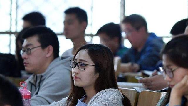 化妆 大学生没化妆对比化妆后，判若鸿沟，网友：亲妈也认不出来啊