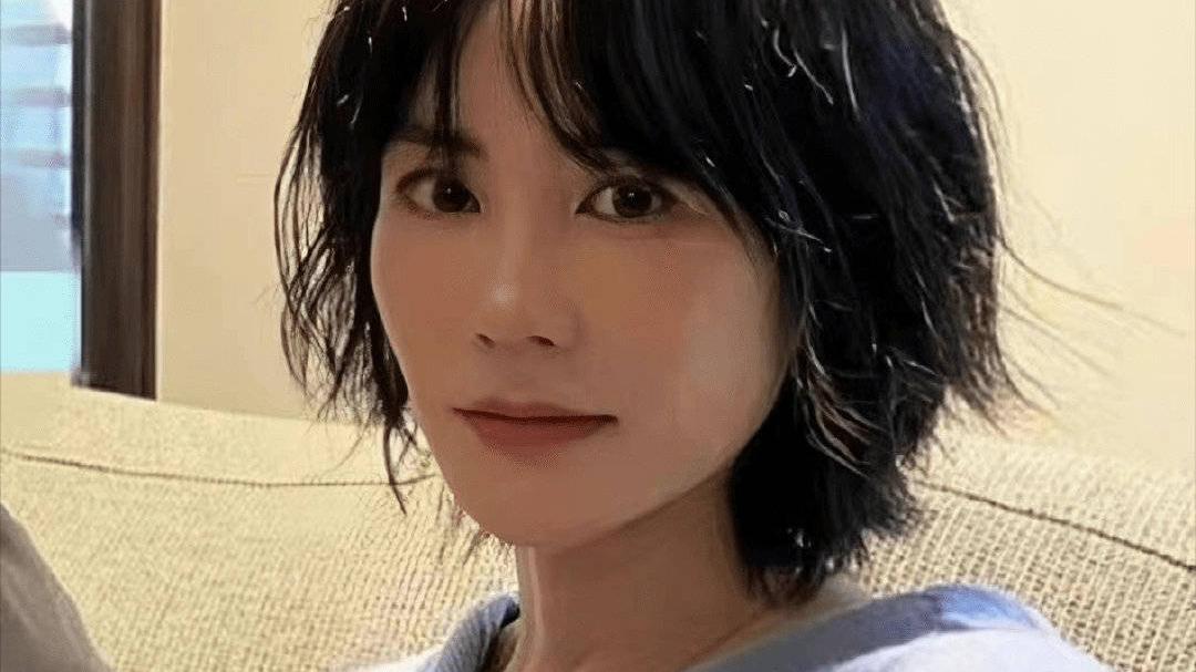 王菲|53岁王菲晒生图！皮肤紧致白皙，不输李亚鹏小19岁女友，太漂亮了