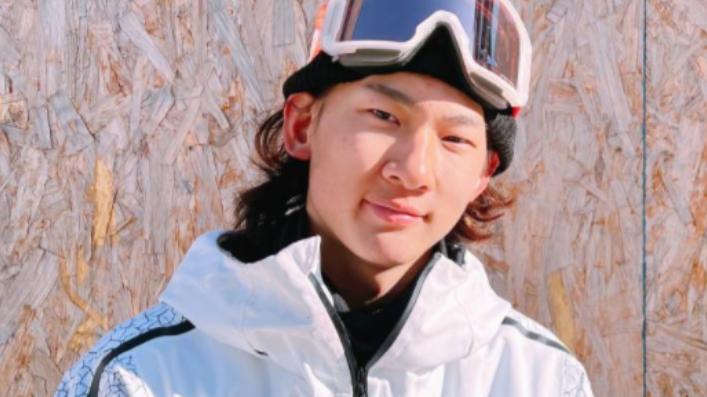 苏翊鸣|苏翊鸣短发造型帅气十足，妥妥的爽文男主，“虎妈”也罕见出镜