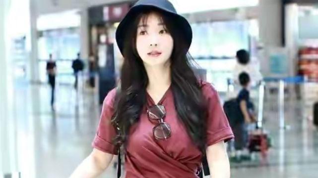 柳岩|柳岩不止可以性感，还能甜美可爱，穿T恤配背带裤少女感十足