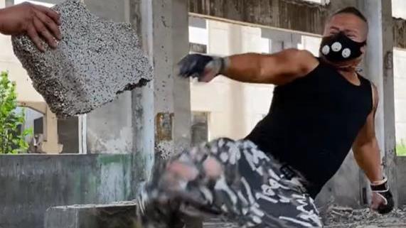 姜春鹏|韩老狮：一身硬功夫走红网络，叫板前国家散打队队长，为何遭嘲讽