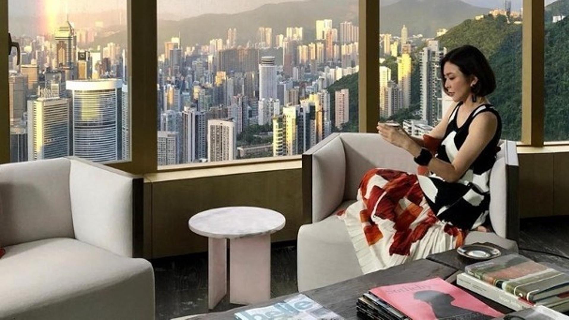 关之琳|关之琳客厅就可溜狗！上亿豪宅内部曝光，开窗“维多利亚港在眼前”