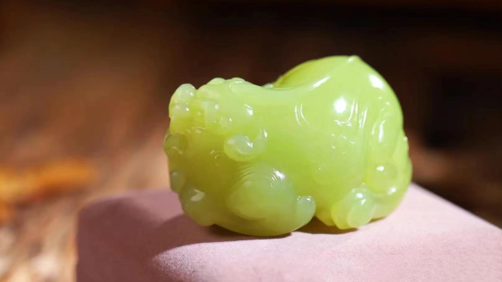 黄口|和田玉若羌黄玉黄口料--手把件貔貅