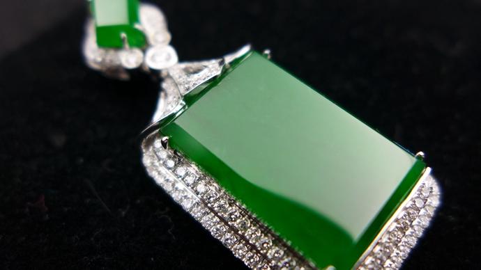 翡翠|工匠们可真会想，竟然把牛雕刻在翡翠身上，你见过这样的饰品吗？