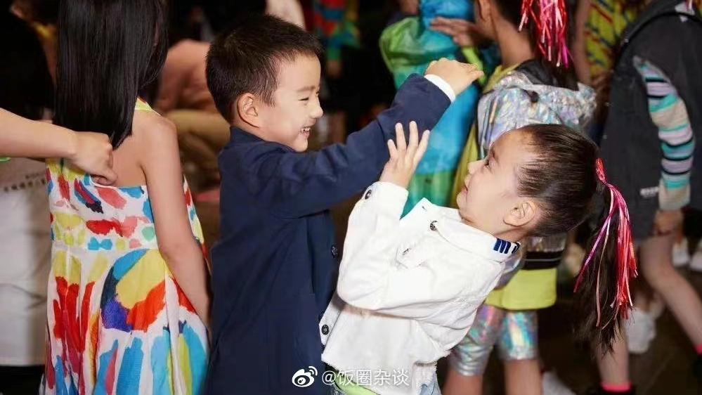 董璇|董璇女儿和佟大为儿子同台走秀！和爸爸高云翔神似！