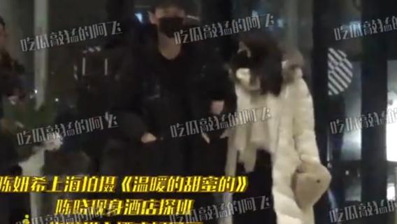 陈妍希|陈晓百忙抽空探班妻子，陈妍希撒娇被一把搂入怀，两人依偎太甜蜜