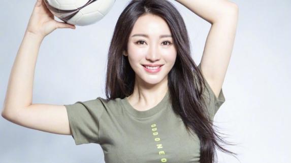 柳岩|“豆腐块”短裤搭配紧身衣，柳岩秒变足球宝贝，网友：好美！