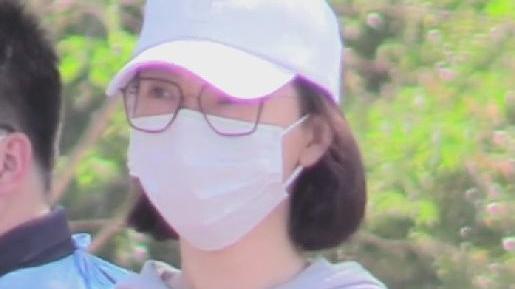 陈数|陈数素颜出门做核酸，与助理聊天气场强大，骑万元自行车显阔气