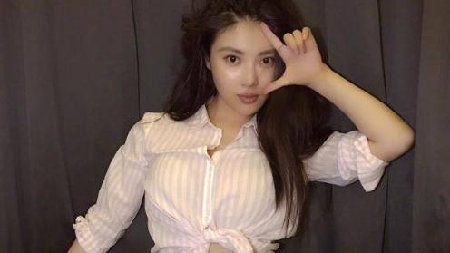 徐冬冬|“柿饼子”的6厘米牛仔裤，徐冬冬再现制服魅力，网友：太颓废！