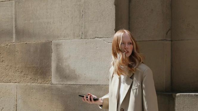 英国时尚博主HollyRebeccaWhite整体风格偏淡雅 基础单品打造质感