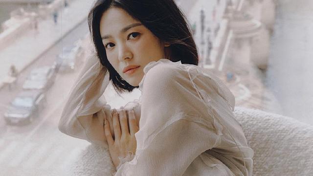 宋慧乔|宋慧乔身穿浅色系轻纱套装大秀曼妙身材！美得不可方物