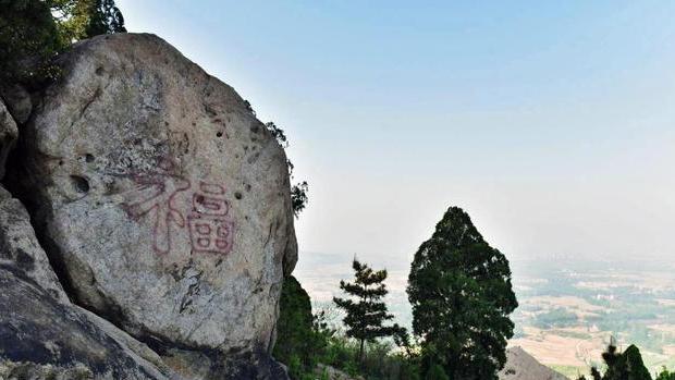 无锡|济南一山，因山顶一块石头得名，藏有一座寺庙