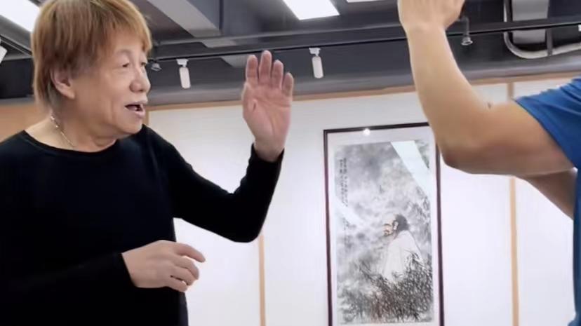 梁小龙|71岁“火云邪神”定居内地，穿布鞋做核酸，低调现身无人识