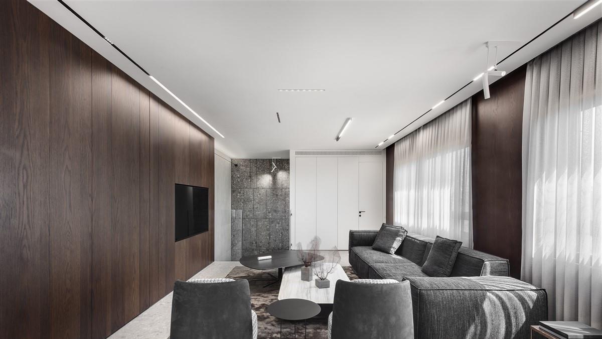 178㎡复式上下2层，装修大气雅致看不出一丝的俗气，大阳台好舒服