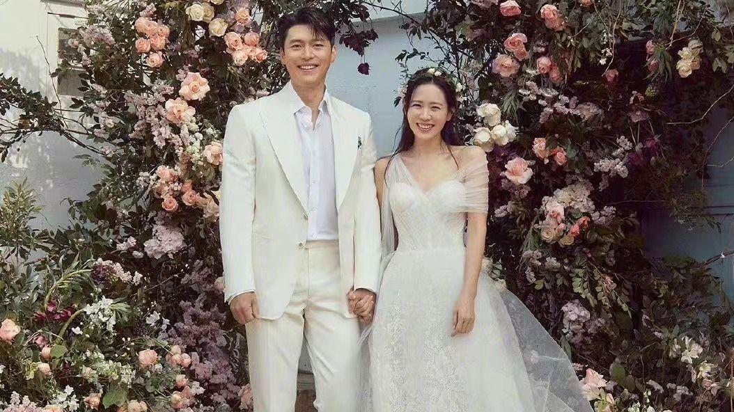 孙艺珍|孙艺珍玄彬婚纱照首曝光！孙艺珍连换两套婚纱，准新娘一脸灿笑