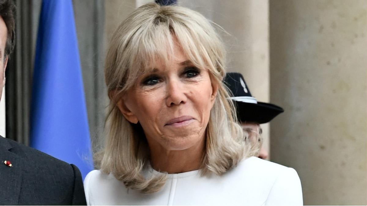 瘦身|布里吉特，一身黑白撞色裙美得恰到好处，69岁时找准发型变得年轻