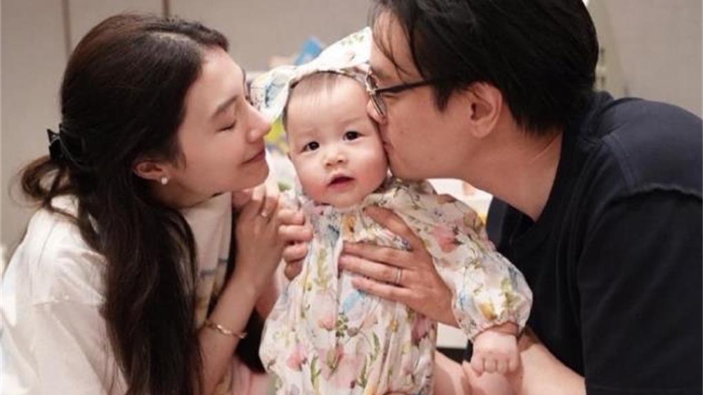 董洁|泰星Mew晒一家三口合照，手上大钻戒超抢镜，女儿神似豪门老公