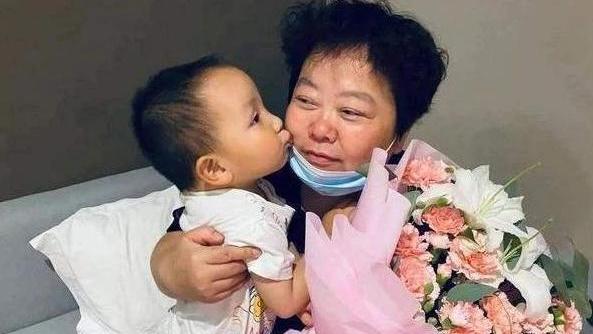 |奇葩！熊磊母亲晒出郭策小时候照片，网友嘲讽：没脑子！