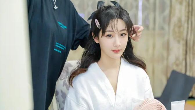 杨紫|杨紫新剧路透被晒出，身穿古装弹琴的样子绝美！