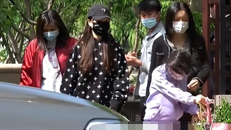 贾云馨|9岁甜馨路边骑车被拍！大力蹬车妈妈追不上，路边疯狂甩头太可爱