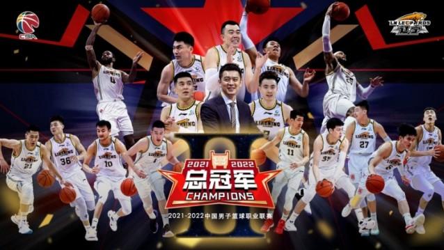 杨鸣|杨鸣真懂事，颁奖典礼拒当主角，被外援亲吻！82岁老帅捧起冠军奖杯