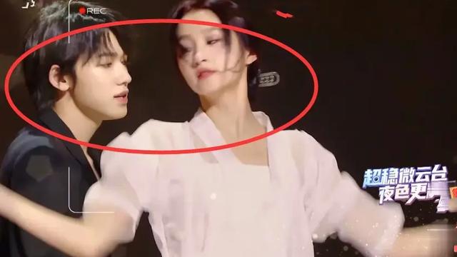 宋亚轩|宋亚轩关晓彤搭档跳舞，粉丝再次“发狂”，网友：退圈算了